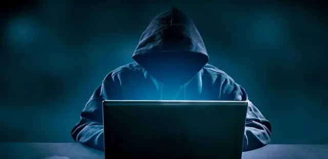 Aparecen los primeros hackers o piratas informáticos y los virus