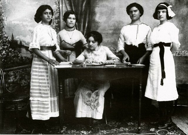 Ecuador se convierte en el primer país de América Latina que pone en práctica el sufragio femenino en unas elecciones.