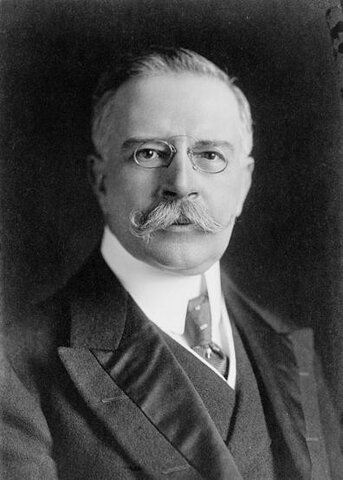 Francisco León de la Barra asumió la presidencia interina.