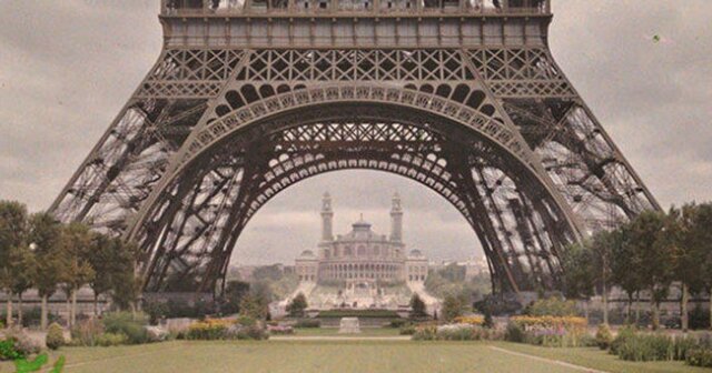 Empieza sus estudios de Derecho en París