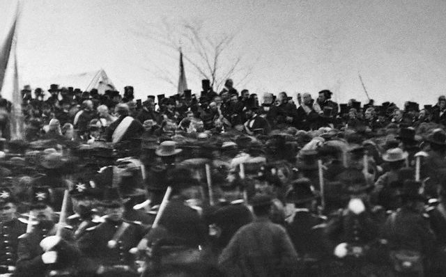 Lincoln Delivers Gettysburg Address