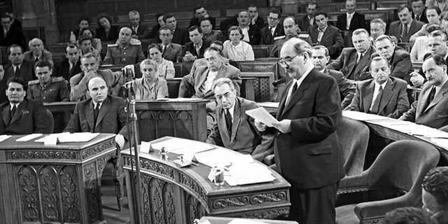 este: Nagy Imre beszéde a Parlamentnél