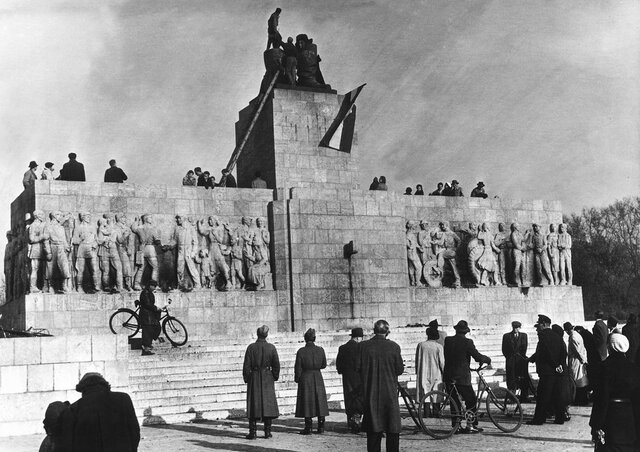 este 8 óra:  Tömeg a Rádiónál és a Sztálin-szobornál