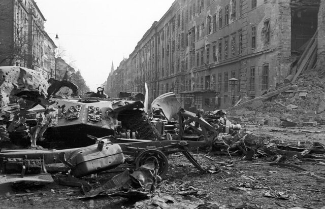 Szovjet tankok törnek be Budapestre