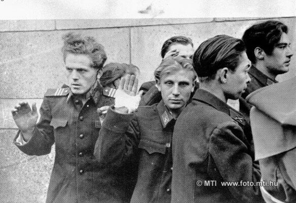 Fegyveres felkelők megostromolják az MDP pártszékházát