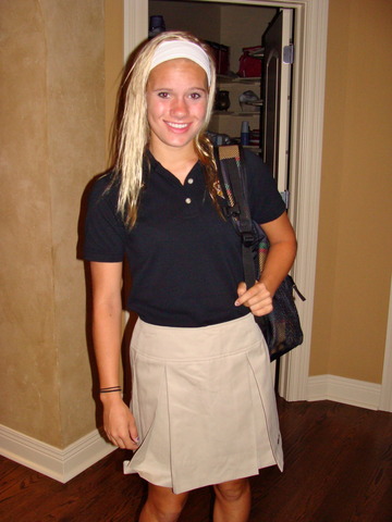 Camin(e) hacia el autob(u)s escolar.