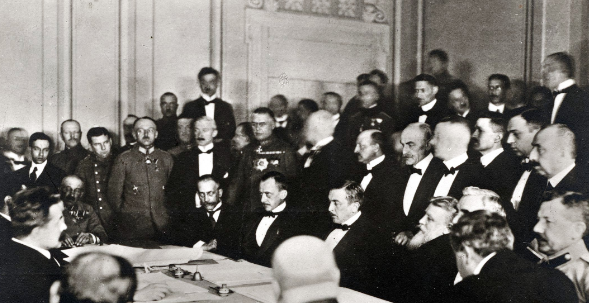 Triunfo de la Revolución bolchevique en Rusia y firma del Tratado de Brest-Litovsk.