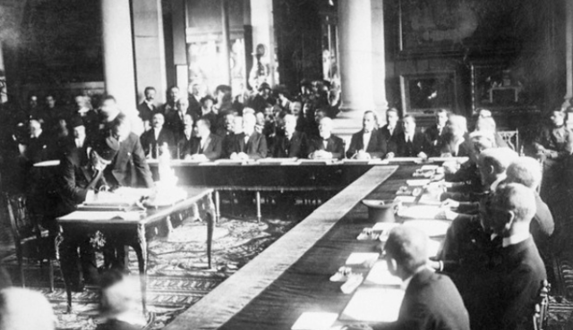 Tratado de Sévres con Turquía.