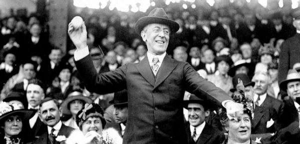 Wilson presenta al Congreso de los EEUU sus 14 puntos.