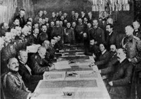 Triunfo de la Revolución bolchevique en Rusia y firma del Tratado de Brest-Litovsk.