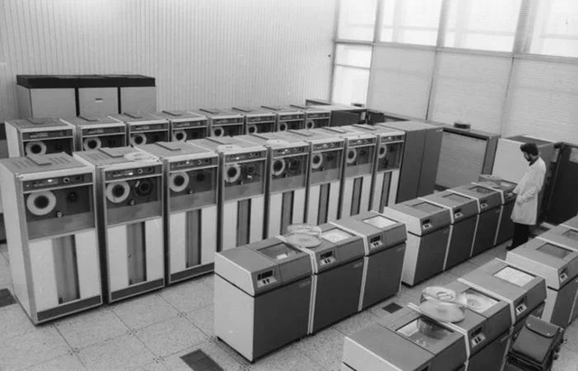 Выпуск ЭВМ 3 поколение в СССР.