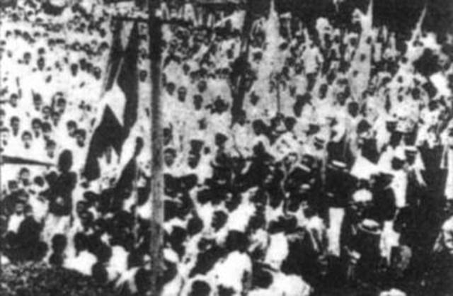 The people of Shandong hold a mass rally of some 100,000.