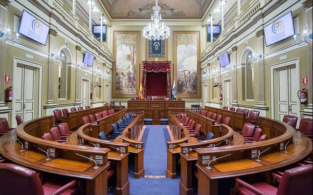 Se constituye el Parlamento de Canarias, con sede en Santa Cruz de Tenerife.