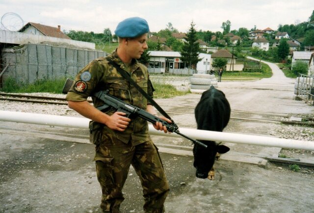 Nederland helpt met de joegoslavië oorlog