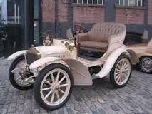 El primer Rolls Royce recorre las calles de Manchester.