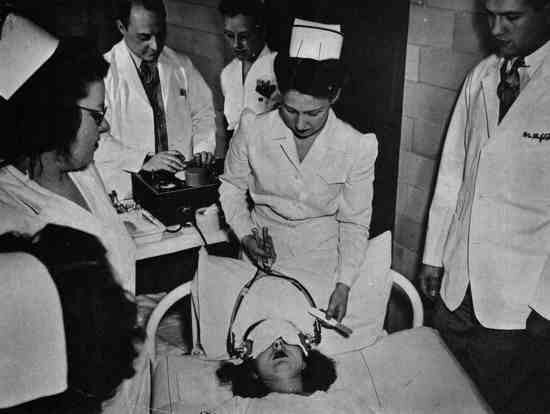 1938.- Terapia electro convulsiva (TEC).