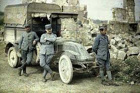 En alemania, Daimler y Dixie dedican su produccion al esfuerzo militar al igual sucede con el Rolls Royce en Inglaterra