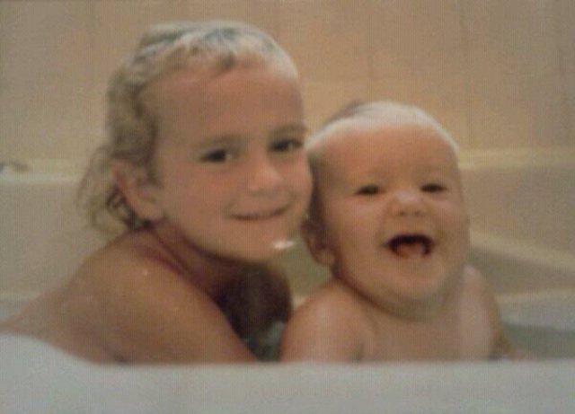 Mi hermana y yo tomamos ba(n)os juntos cuando (e)ramos j(o)venes