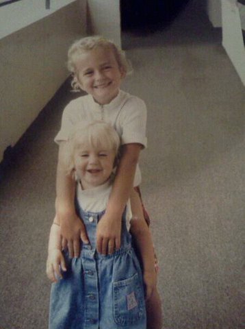 Mi hermana y yo le gustaba jugar y estar con simpatia cuando (e)ramos peque(n)os