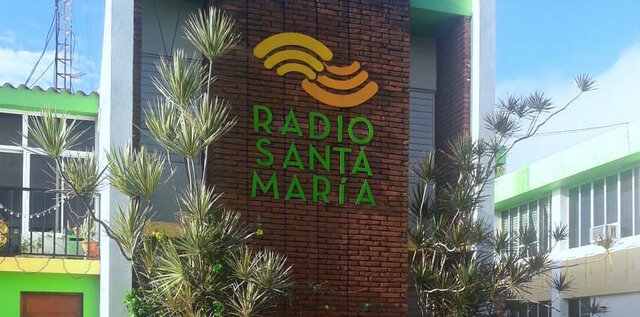 Impartir educación radiofónica básica y secundaria para adultos.