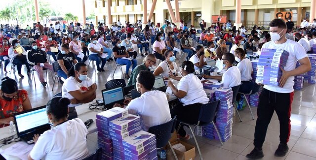 1997 Entrega de equipos por la Secretaria de Estado de Educacion (SEE)