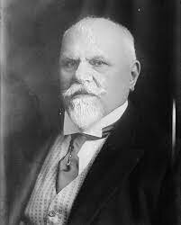 Justo Sierra instituye la Secretaria de Educación Pública.