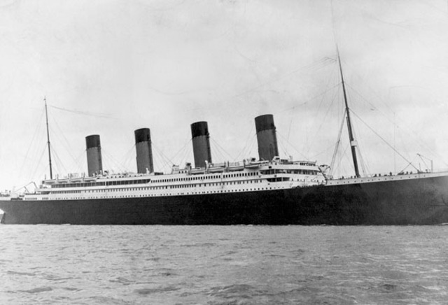Titanic Sinks