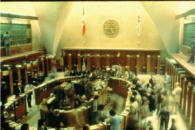 Se inaugura la Bolsa de México