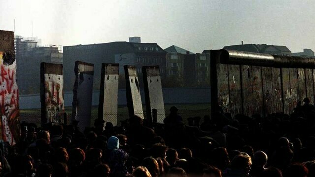 Berlinmuren blir revet