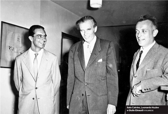 Lavora nella casa editrice Einaudi e conosce Vittorini e Pavese