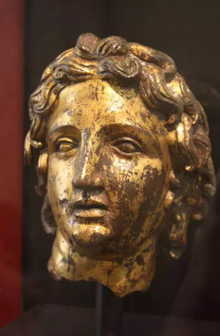 Alejandro Magno muere en Babilonia.