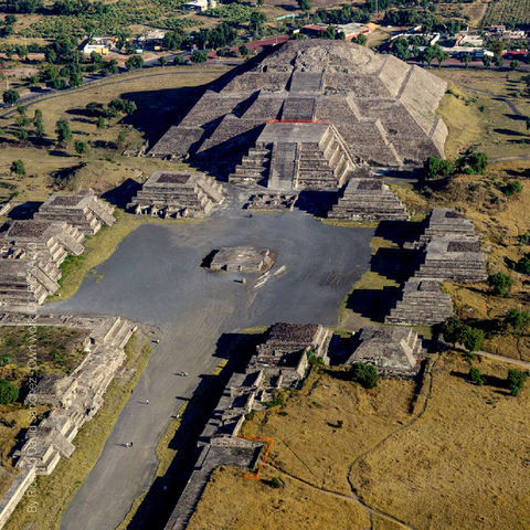 200 d.C - 300 d.C, Construcción de pirámides