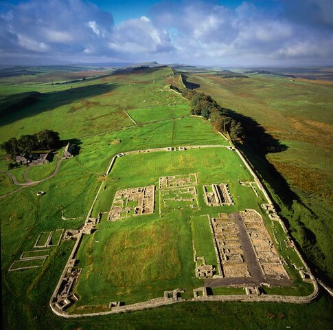 En Britania los romanos levantan el muro de Adriano.