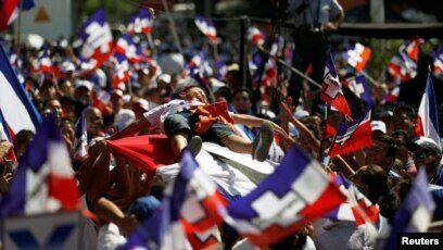 Oligarquía salvadoreña asume el poder.