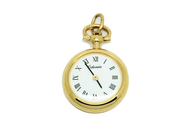 Kirsten regala reloj a Germán