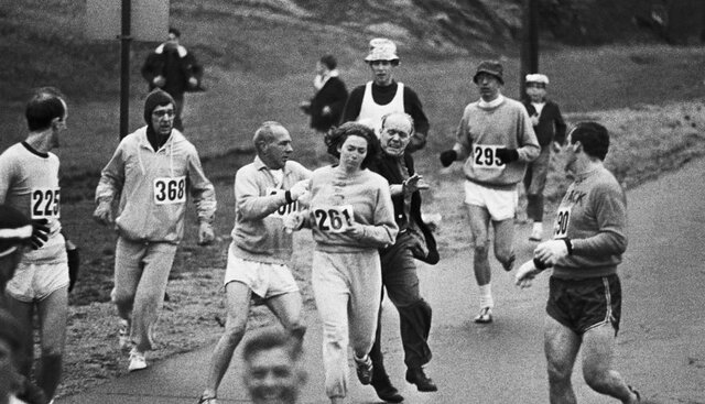 Kathrine Switzer corre la maratón de Boston