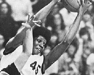 Lucy Harris es seleccionada en el Draft de la NBA