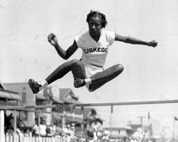 Alice Coachman gana el Oro en salto de altura