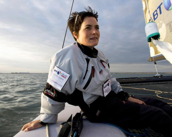 Ellen McArthur da la vuelta al mundo en solitario