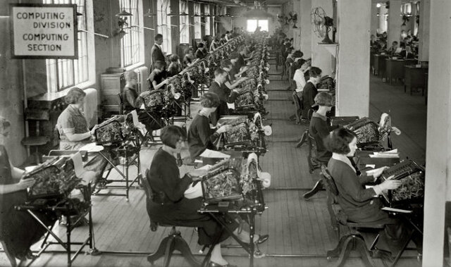 Elton Mayo comienza el estudio Hawthorne en la planta Western Electric Company en Hawthorne, Illinois.