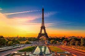 SI TRASFERISCE A PARIGI