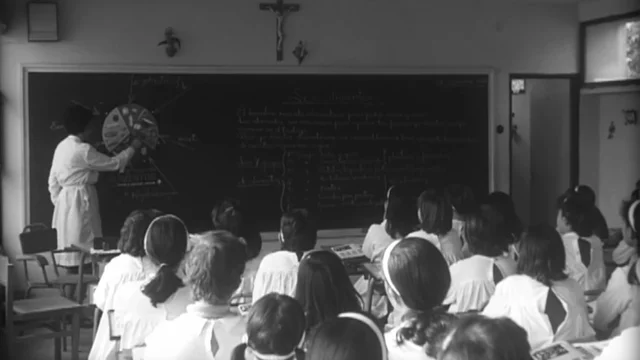 Primera ocasión en que un tipo de sistema de educación a distancia se implementaba en todo el país en un nivel educativo