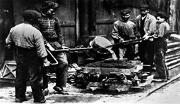 Se dan las primeras leyes para proteger a los trabajadores.