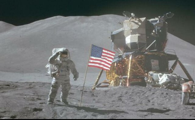 Hombre llega a la luna.  Marca el inicio de las comunicaciones globales.