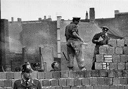 Berlin muren blir bygd