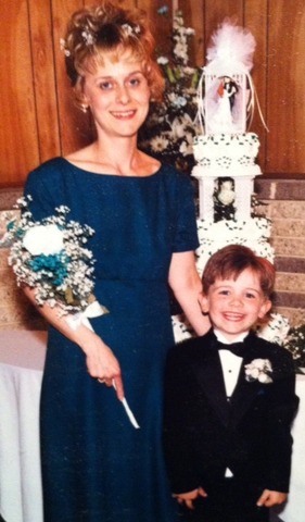 Mi mama conocó mi padrastro en una boda.