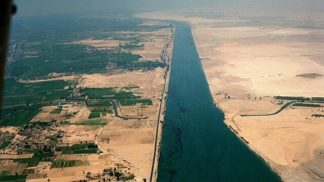 Se abre el canal de Suez