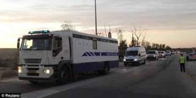 Isreal and Hamas begin swaping prisoners