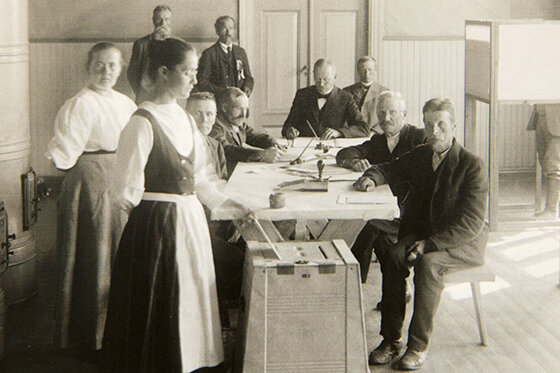 Se instituye el voto femenino en Finlandia