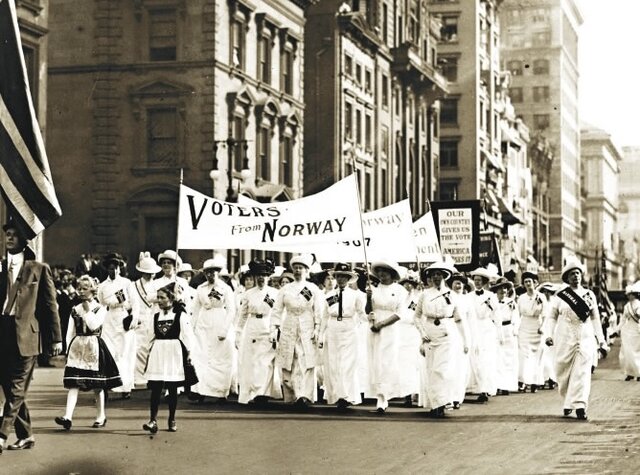 Se instituye el voto femenino en Noruega